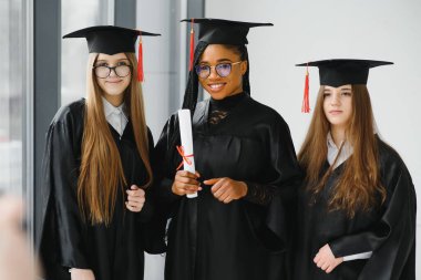 Mezuniyet töreninde bir grup çok ırklı üniversite mezunu.