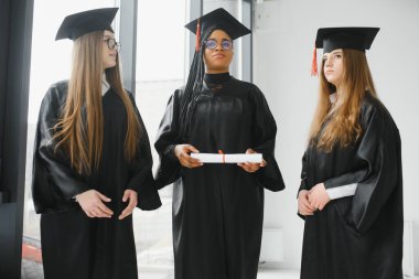 Diploma taşıyan çok ırklı mezunların portresi