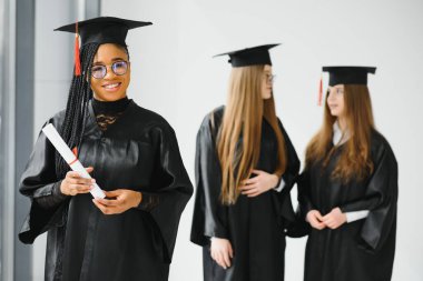 Mezuniyet töreninde sınıf arkadaşlarıyla güzel bir bayan üniversite mezunu.
