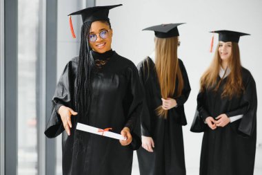 Mezuniyet töreninde sınıf arkadaşlarıyla güzel bir bayan üniversite mezunu.