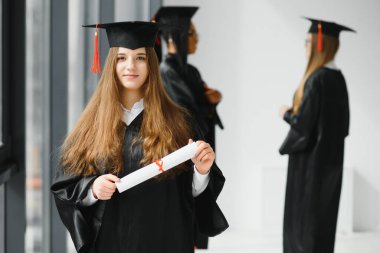 Diploma taşıyan çok ırklı mezunların portresi