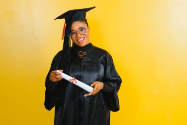 Güzel bir Afrikalı Amerikalı kadın mezun oldu.