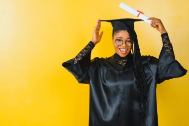 Üniversite kampüsünde sertifikası olan mutlu kız öğrencinin yakın plan portresi.