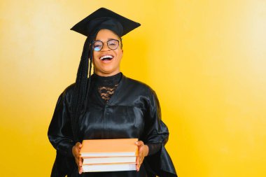 Güzel bir Afrikalı Amerikalı kadın mezun oldu.