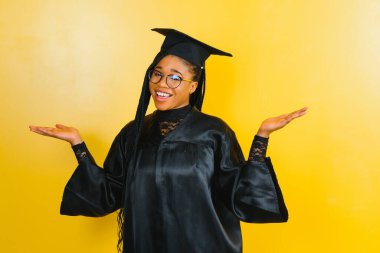 Eğitim teması: Akademik elbiseyle mezun olan kız.