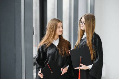 Mezun olan bir grup kız öğrenci.