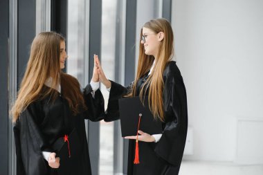 Mezun olan bir grup kız öğrenci.