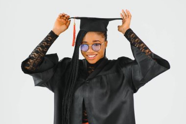 Güzel bir Afrikalı Amerikalı kadın mezun oldu.