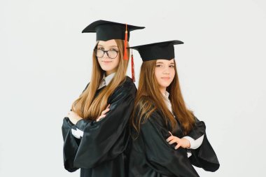 Mezun olan bir grup kız öğrenci.