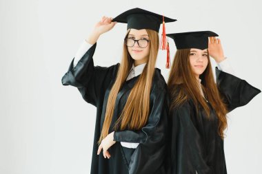 Mezun olan bir grup kız öğrenci.