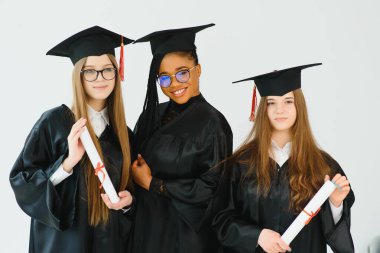 Diploma taşıyan çok ırklı mezunların portresi