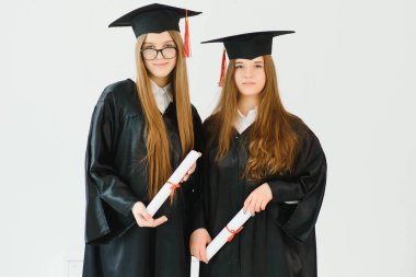 Mezun olan bir grup kız öğrenci.