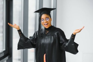 Mezuniyet töreninde güzel bir Afrikalı bayan üniversite mezunu.