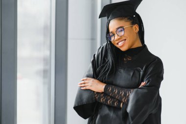 Mezuniyet töreninde güzel bir Afrikalı bayan üniversite mezunu.