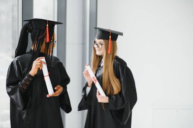 Diploma taşıyan çok ırklı mezunların portresi