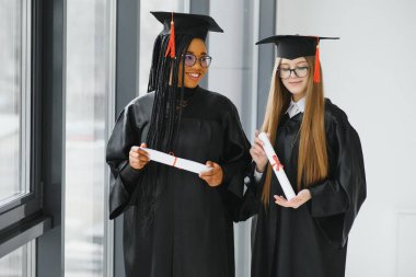 Diploma taşıyan çok ırklı mezunların portresi