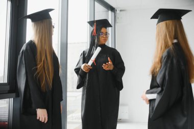 Diploma taşıyan çok ırklı mezunların portresi