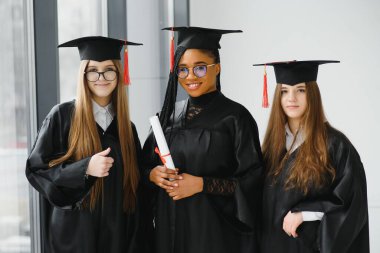 Diploma taşıyan çok ırklı mezunların portresi