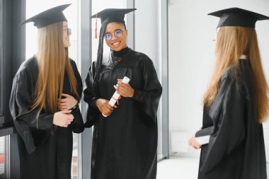 Diploma taşıyan çok ırklı mezunların portresi