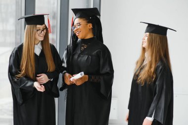 Diploma taşıyan çok ırklı mezunların portresi