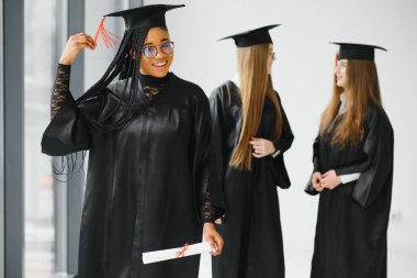 Diploma taşıyan çok ırklı mezunların portresi