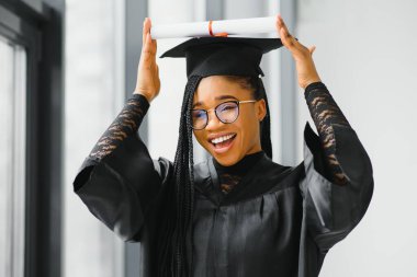 Güzel bir Afrikalı Amerikalı kadın mezun oldu.