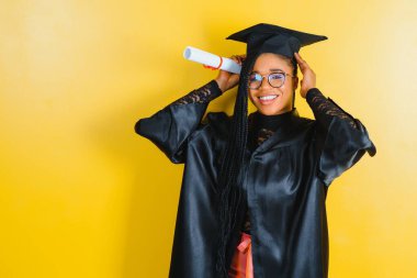 Güzel bir Afrikalı Amerikalı kadın mezun oldu.