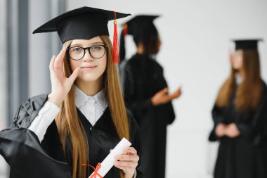 Mezun olan bir grup kız öğrenci.