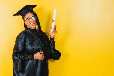 Mezuniyet töreninde güzel bir Afrikalı bayan üniversite mezunu.