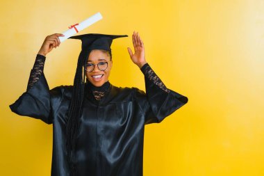 Güzel bir Afrikalı Amerikalı kadın mezun oldu.