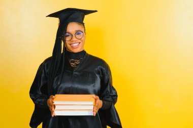 Güzel bir Afrikalı Amerikalı kadın mezun oldu.