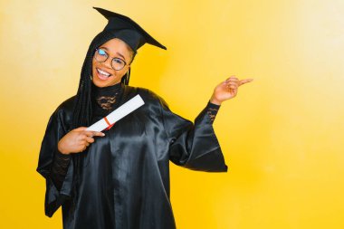 Mezuniyet töreninde güzel bir Afrikalı bayan üniversite mezunu.