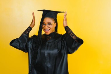 Mezuniyet töreninde güzel bir Afrikalı bayan üniversite mezunu.