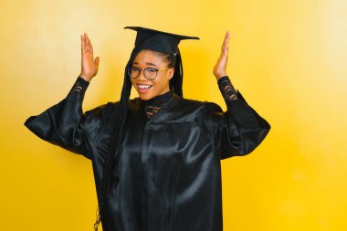 Güzel bir Afrikalı Amerikalı kadın mezun oldu.