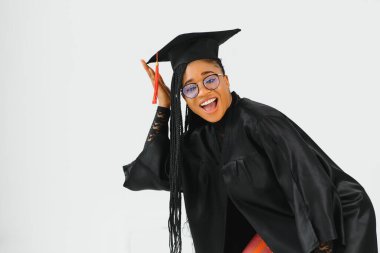 Güzel bir Afrikalı Amerikalı kadın mezun oldu.