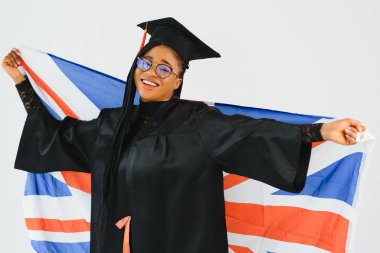 Büyük Britanya bayrağıyla güzel bir Afro-Amerikalı kız. İngilizce öğrenme