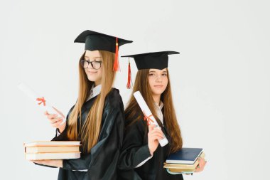 Mezun olan bir grup kız öğrenci.