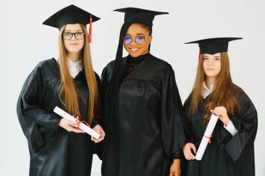 Diploma taşıyan çok ırklı mezunların portresi