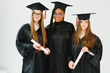 Diploma taşıyan çok ırklı mezunların portresi