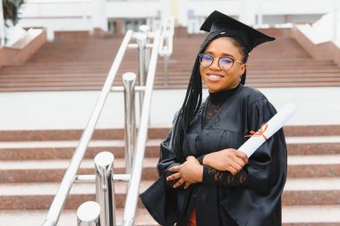 Güzel bir Afrikalı Amerikalı kadın mezun oldu.