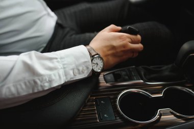 Araba Kullanırken Kişinin El Değiştirme Dişlisinin Yakın Çekimi