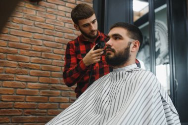 Berber makasında erkek saç kesimi