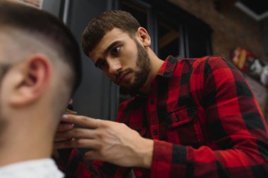 Berber makasında erkek saç kesimi