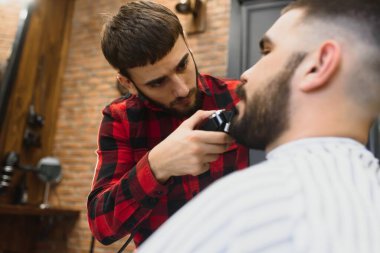Genç Sakallı Adam Berber Tarafından Sakal Kesimi Alınıyor. Berber Dükkanı Teması