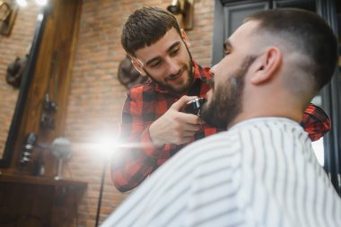 Genç Sakallı Adam Berber Tarafından Sakal Kesimi Alınıyor. Berber Dükkanı Teması