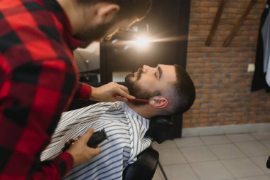 Genç Sakallı Adam Berber Tarafından Sakal Kesimi Alınıyor. Berber Dükkanı Teması