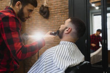 Sakallı adam, sakallı erkek. Klasik berber dükkanı, tıraş. Şık erkek sakalı portresi. Berber makası ve ustura, berber dükkanı. Sakal şekillendirme. Berber dükkanı konsepti. Siyah ve beyaz