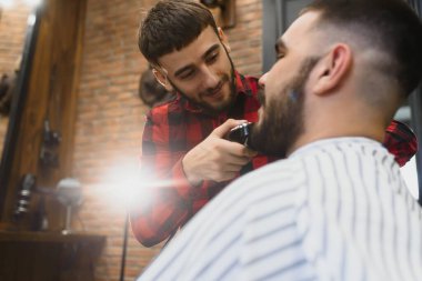 Sakallı adam, sakallı erkek. Klasik berber dükkanı, tıraş. Şık erkek sakalı portresi. Berber makası ve ustura, berber dükkanı. Sakal şekillendirme. Berber dükkanı konsepti. Siyah ve beyaz