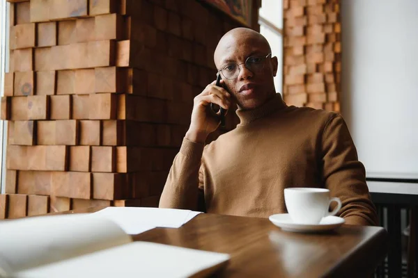 Empresário Africano Falando Telefone Sentado Mesa Café Empresário Ocupado Trabalhando — Fotografia de Stock