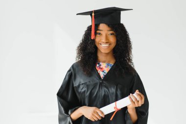 Neşeli Afro-Amerikan lisansüstü öğrencisi elinde diplomasıyla